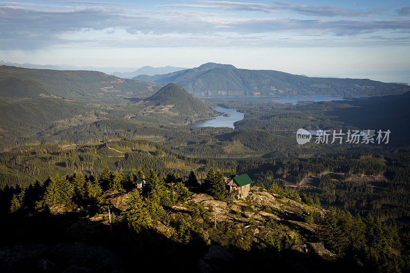 加拿大阳光海岸的Tin Hat Hut步道上的风景优美的山景。